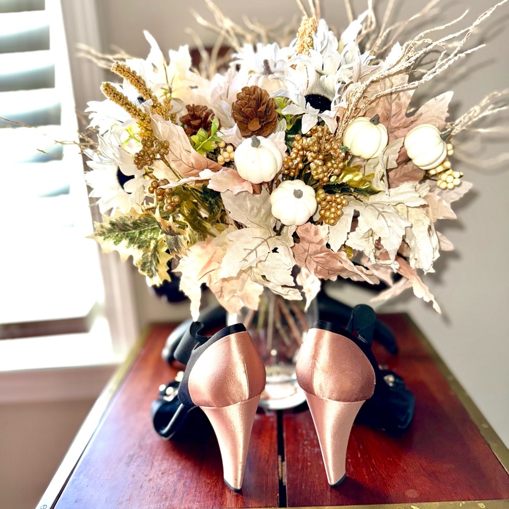 STUNNING!! Prada Black and Gold High Heels with Chic Design from Neiman Marcus - Picture 5 of 8